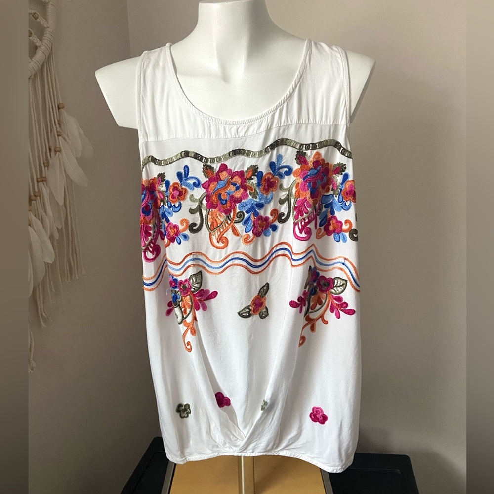Umgee Women’s Embroidered Floral White Sleeveless Top Size Small